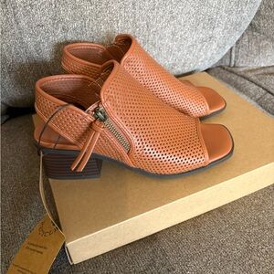 Frye and Co Women’s Oasys Heeled Cognac Sandals Size 6M